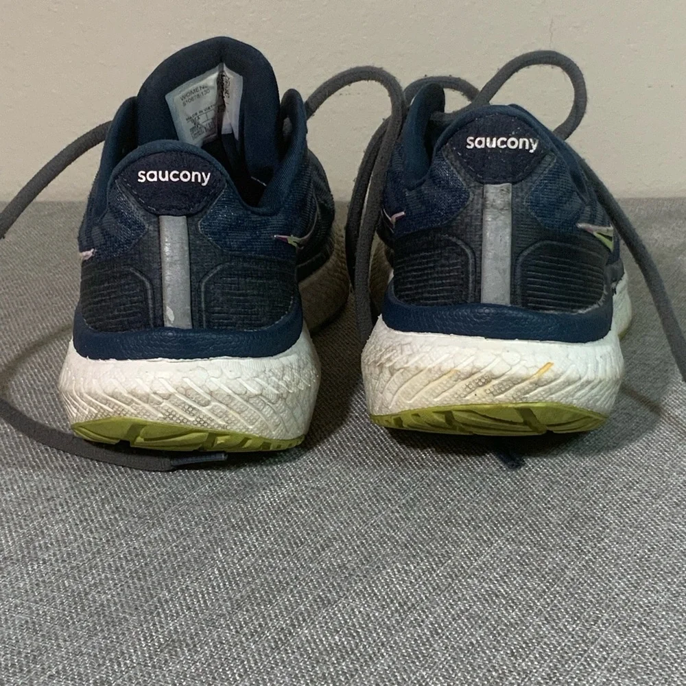 ✨ Saucony Triumph 19 ✨ Women's 6.5 Navy / Pink Max Cushion Running Shoes - Picture 6 of 10